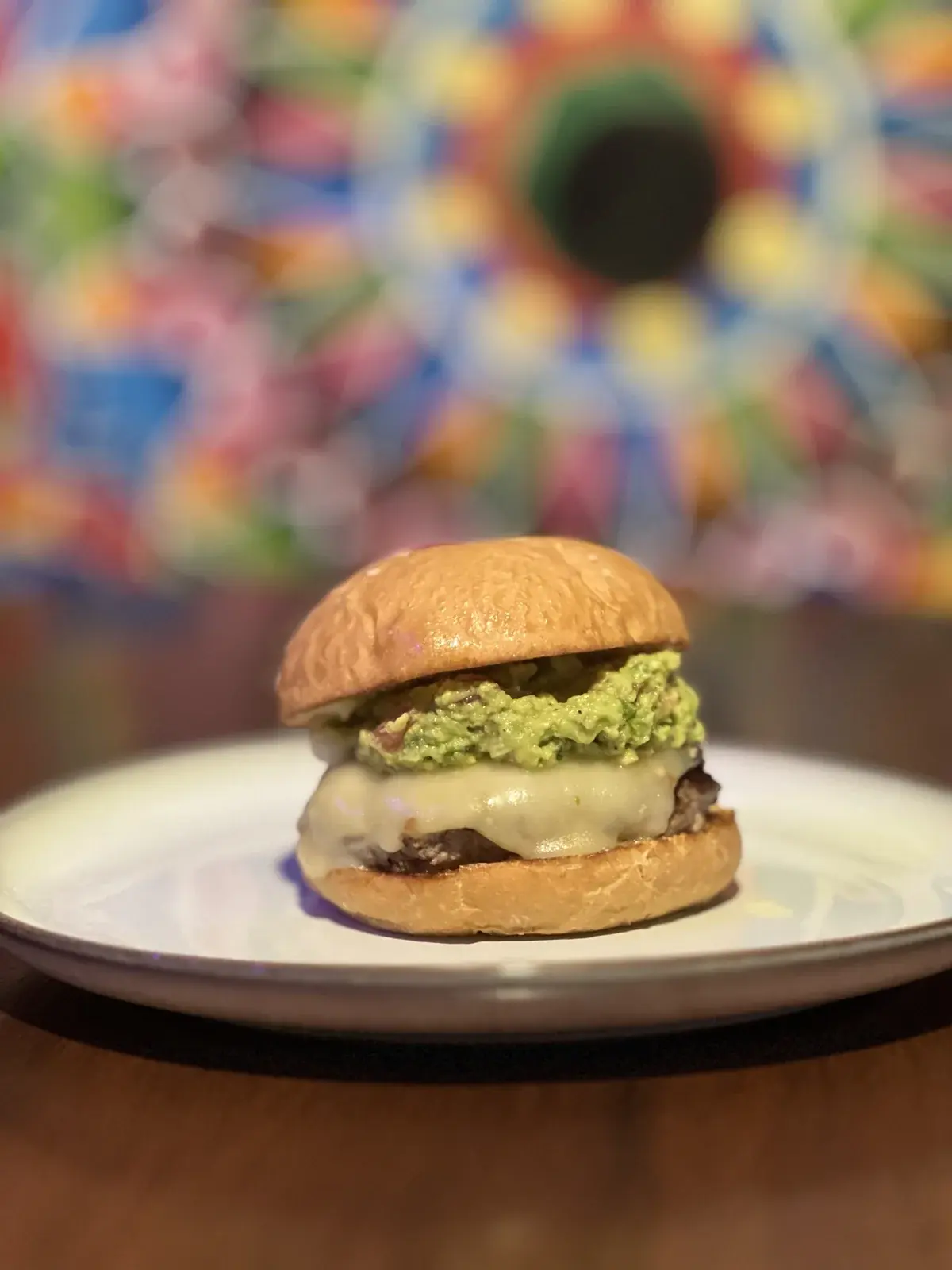 Hamburguesa de brisket recién preparada en Taco Rosado